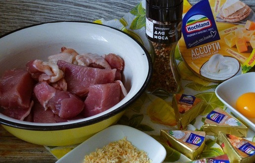 1. Этап. Зразы с плавленым сыром Ассорти: Приготовить продукты. В отличие от обычных котлет, мясо в зразы лучше использовать не жирное.