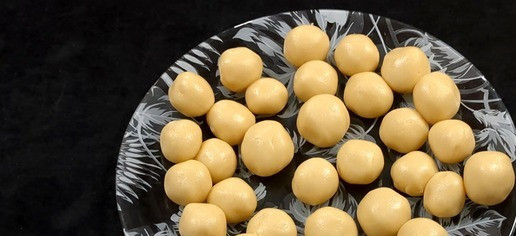 1. Этап. Печенье Орешки: Сформируйте из теста шарики. Поместите шарики теста в холодильник на 15 минут.