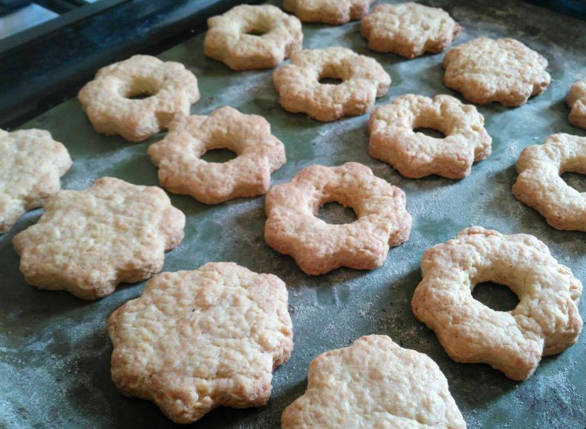 1. Этап. Печенье «Англси»: Выпекайте песочное печенье при температуре 180-190 градусов в течение 15-20 минут.