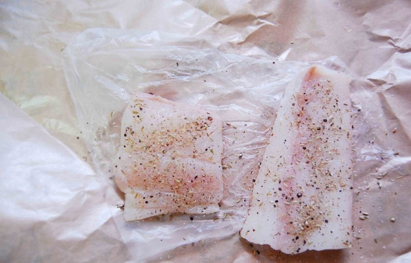 1. Этап. Палтус на сковороде: Палтуса промойте, порежьте на кусочки. Хорошенько посолите, поперчите и добавьте фенхеля. Обжариваем палтуса на оливковом масле по 5 минут с каждой стороны на среднем огне. Убавьте огонь и готовьте еще пару минут, сверху на рыбу выложите немного сливочного масла.