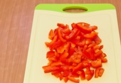 1. Этап. Говядина с ананасами: Перец помойте, очистите от семян и нарежьте соломкой. С ананаса срежьте шкуру, разделите фрукт на две части, удалите жёсткую середину. А потом нарубите мякоть кубиками.