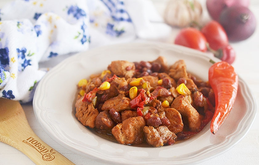 1. Этап. Тушеная говядина по-мексикански: 7. Подавайте с нарезанным чесноком и перцем чили. Приятного аппетита!