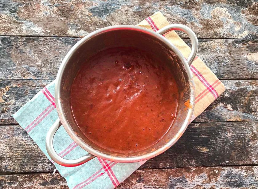 1. Этап. Сливовый сок на зиму: С помощью блендера взбейте сливы до образования пюре.