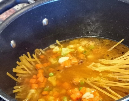 1. Этап. Семиа упма: Добавить куркуму, влить бульон, вермишель и ассорти овощное. Довести до кипения, затем уменьшить огонь и тушить содержимое ёмкости под крышкой 10 минут до готовности вермишели и частичного испарения жидкости. .