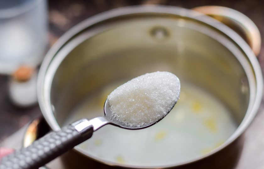 1. Этап. Кускус на молоке: Следом добавьте в кашу сахарный песок. Поставьте кастрюлю на минимальный огонь. Готовьте кускус 12-15 минут.