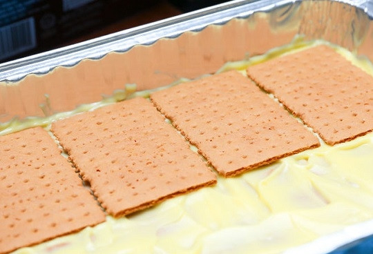 1. Этап. Вкусный торт из печенья: 5. И продолжайте выкладывать слои. Чтобы получился вкусный торт, смазывайте достаточным количеством крема печенье.