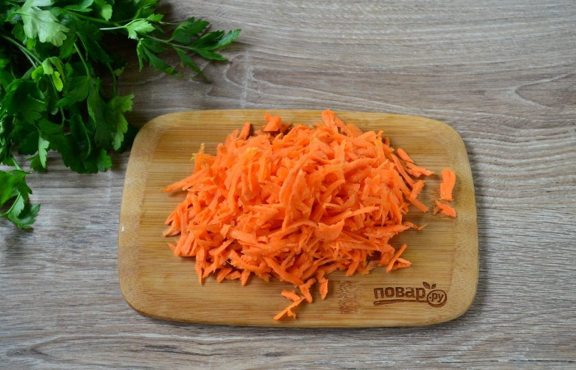 1. Этап. Куриные голени с луком и морковью: Морковь натрите на крупной терке.