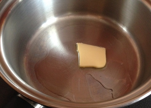 1. Этап. Итальянский луковый суп: 1. Ставим разогреваться на плиту сливочное и растительное масло.