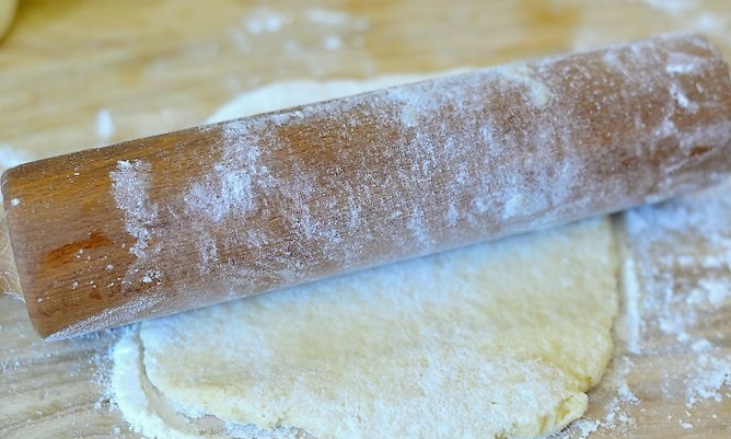 1. Этап. Закрытый фруктовый пирог: 4. Раскатайте тесто.