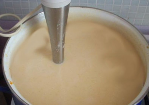 1. Этап. Сырный крем-суп с курицей: Кипятим бульон. Добавляем лук с мукой и варим до загустения. Затем кладем туда остальные ингредиенты. Пюрируем смесь в кастрюле при помощи погружного блендера.