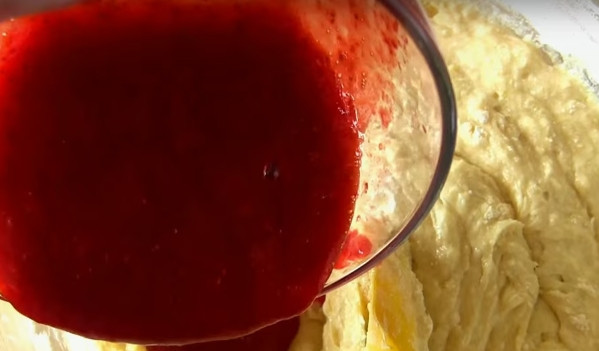 1. Этап. Клубничный кекс с шоколадной глазурью: 5. Добавьте клубничное пюре в тесто и хорошо перемешайте.