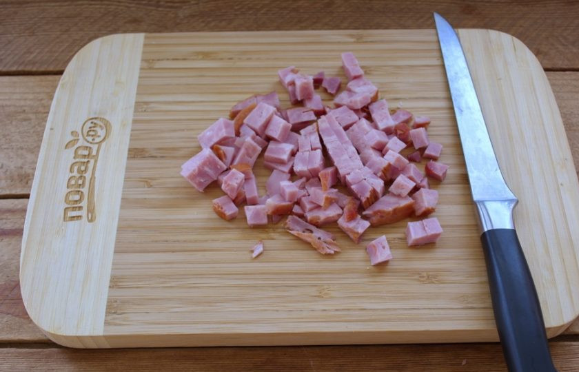 1. Этап. Чудесная закуска из жареного хлеба и яйца: Ветчину или колбасу нарежьте такими же равными кубиками.