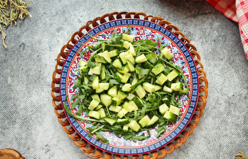 1. Этап. Салат с треской и авокадо: У свежего огурца отрежьте кончики и порежьте мелким кубиком, разложите поверх рукколы.