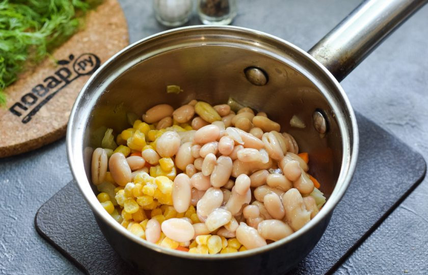 1. Этап. Суп с фасолью и кукурузой: Добавьте следом в кастрюлю фасоль.