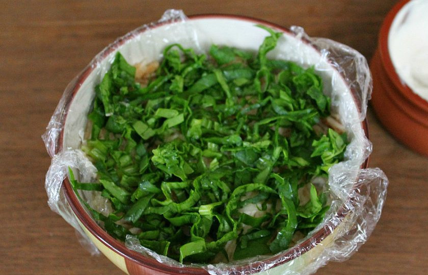 1. Этап. Салат Зимнее солнце: Затем, насыпаем нарезанный шпинат.