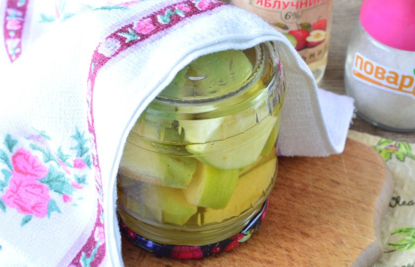 1. Этап. Маринованные яблоки на зиму без стерилизации: Закатайте банки крышками, переверните вверх дном и утеплите. Оставьте остывать на 4-5 часов.