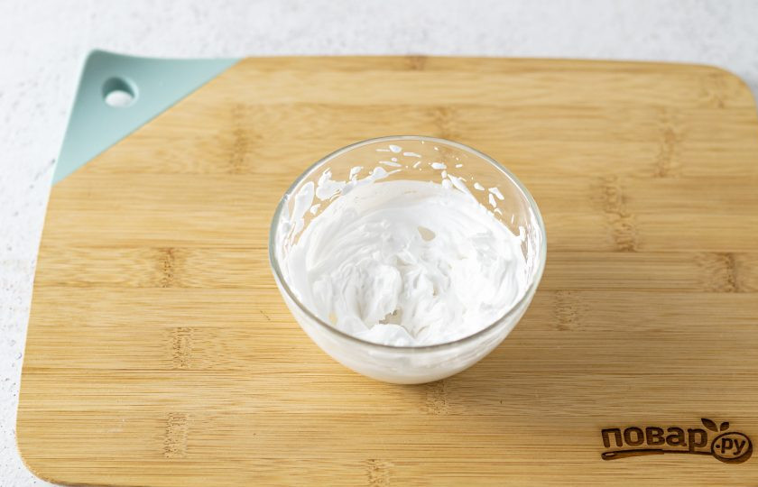 1. Этап. Кофе по-бразильски: Взбейте сливки до мягких пиков.