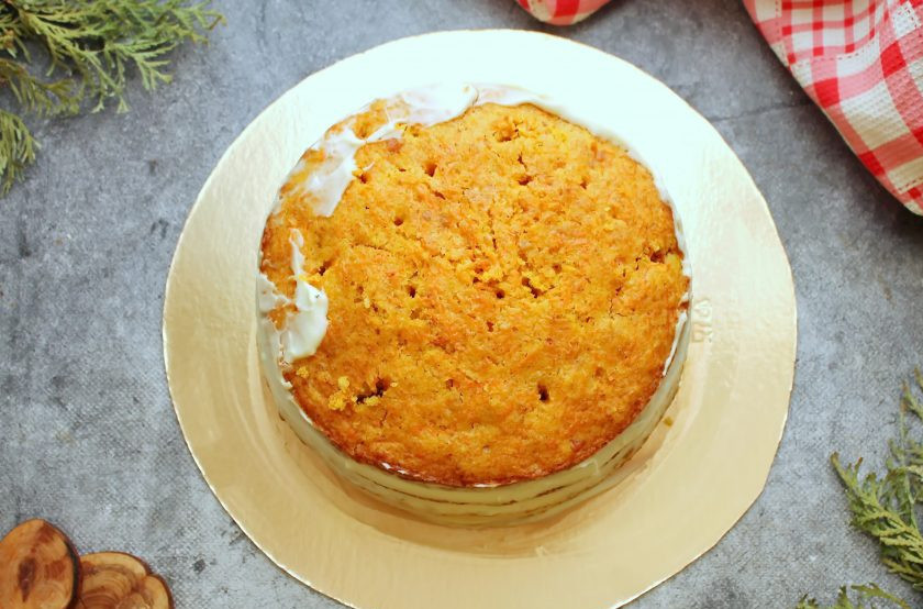 1. Этап. Морковный торт с апельсиновым курдом: Срезанную часть второго бисквита смажьте частью крема. Выложите его на первый бисквит кремом на курд. Отложите часть крема для украшения, оставшимся кремом покройте бока и верх торта, выровните поверхность. Уберите торт на 6-8 часов для пропитывания. Перед подачей украсьте торт по своему усмотрению и подавайте. Я измельчила срезанный бисквит, смешала с измельченными орехами и обсыпала бока. Верх украсила кремом в виде тюльпанов и листьев при помощи кондитерского мешка с насадками.