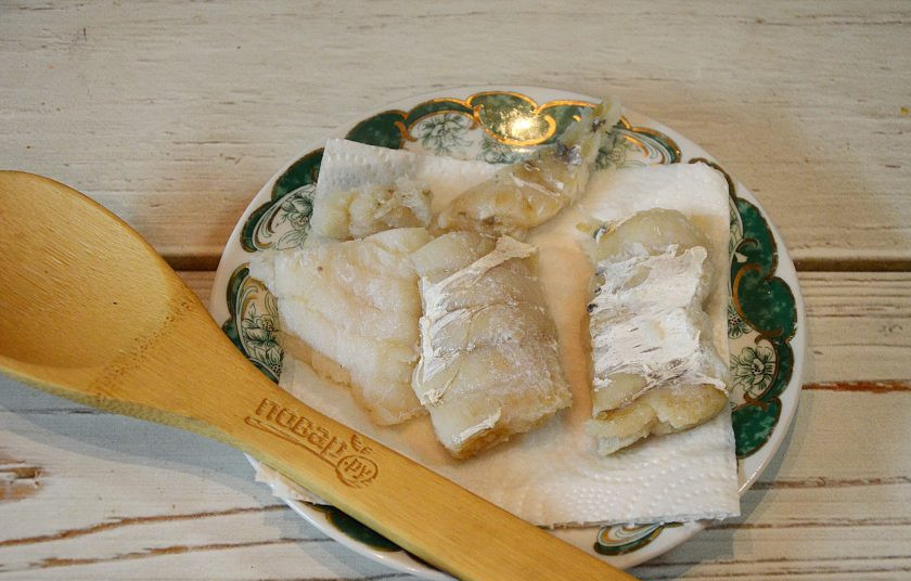 1. Этап. Бутерброды с треской и огурцами: 2. Отварите в подсоленной воде и выложите на бумажное полотенце, чтобы убрать лишнюю жидкость.