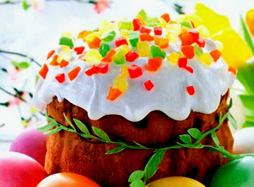 1. Этап. Пасхальный кулич с цукатами: Взбиваем яичный белок с сахаром до образования густой пены. Берем куличи, осторожно поливаем глазурью. Затем берем разноцветную посыпку (либо цукаты) и щедро осыпаем куличи. Вот какая красота получилась!