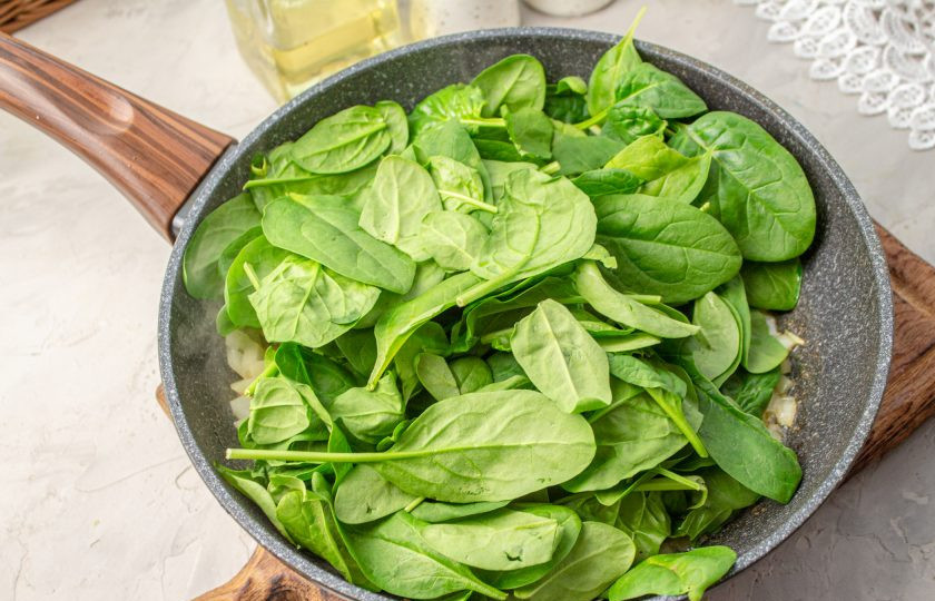 1. Этап. Лосось на подушке из шпината: К луку добавьте шпинат.