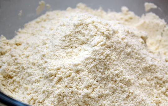 1. Этап. Сконы: Пальцами перетираем муку с маслом в крошку.