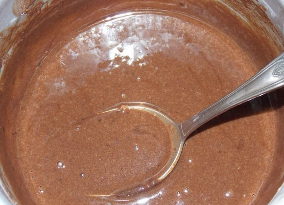 1. Этап. Десерт Пшеница в глазури: 3. Отправляю сотейник на медленный огонь и все время помешиваю ложкой до растворения и образования однородной массы, после закипания держу массу на огне 1-2 минуты и убираю.