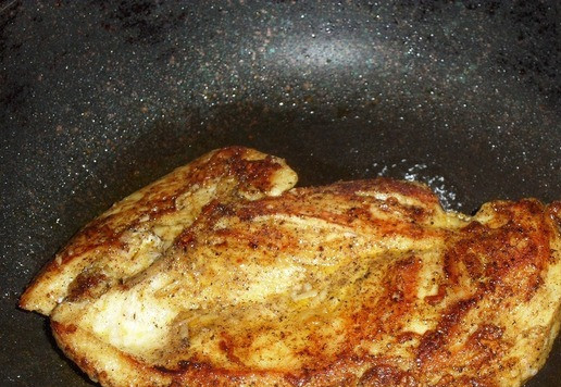 1. Этап. Кукурузно-морковный суп с курицей: Аналогичным образом готовим мясо, перевернув его на вторую сторону. Затем убираем сковороду с огня.