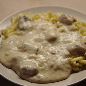 Мясо кусочками на сковороде