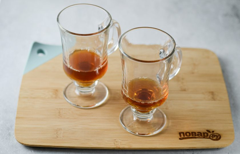 1. Этап. Кофе по-ирландски: Ополосните бокал кипятком. Затем в каждый добавьте 40 мл. ирландского виски и по 1-2 ч.л. сахара.