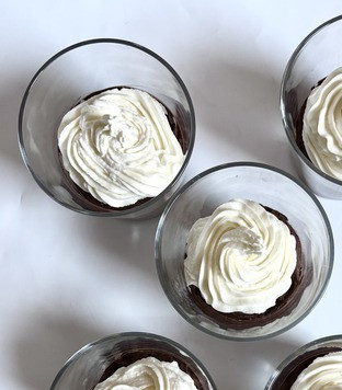 1. Этап. Шоколадно-кокосовый мусс: Украсить мусс по желанию, я взбила сливки с сахарной пудрой и выложила поверх мусса.