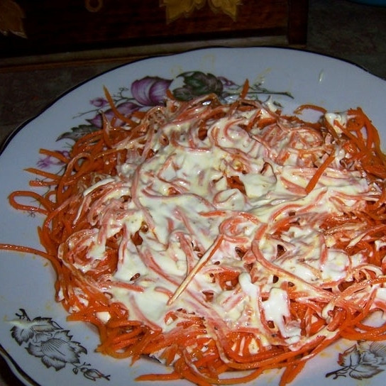 1. Этап. Салат Бунито: Морковь превращаем в морковь по-корейски, выкладываем на курицу, смазываем майонезом.