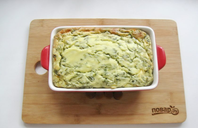 1. Этап. Творожная запеканка со шпинатом: Готовьте запеканку в духовке при температуре 175-180 градусов в течение 40-45 минут.