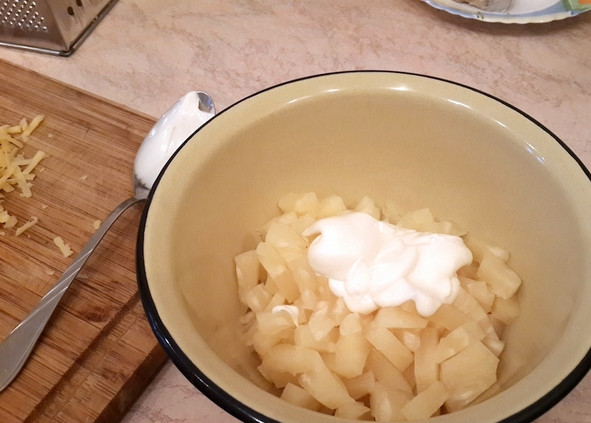 1. Этап. Салат с курицей, ананасами и грецкими орехами: Консервированные ананасы также нарезаем кубиками и смешиваем с майонезом.