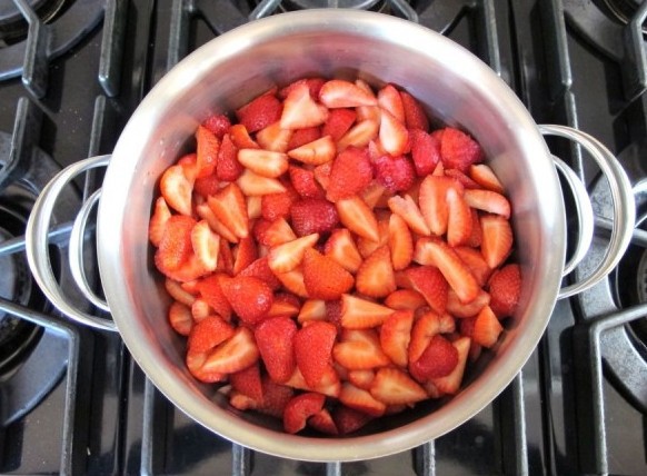 1. Stage. Strawberry syrup: Cut strawberries, transfer to a pan, pour in water and cook after boiling for 15 minutes.