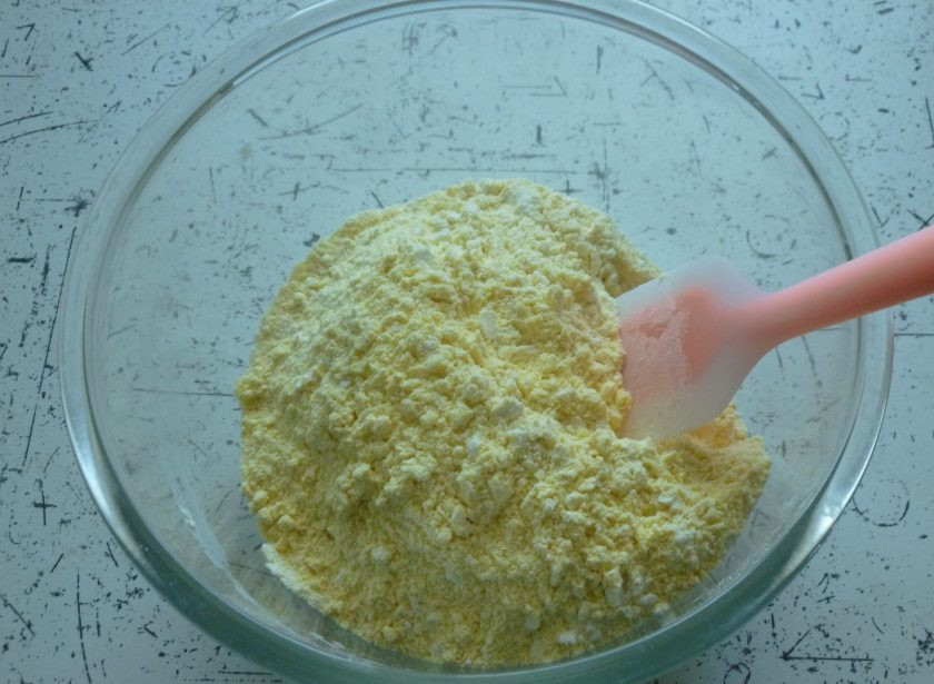 1. Этап. Веганский пирог с кокосом: Добавьте кукурузную муку, перемешайте смесь лопаткой.