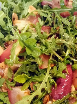 1. Этап. Салат с нектаринами и миндалем: Полить ею салат. Тщательно перемешать. На этом этапе добавить соль и перец по вкусу. Можно подавать.