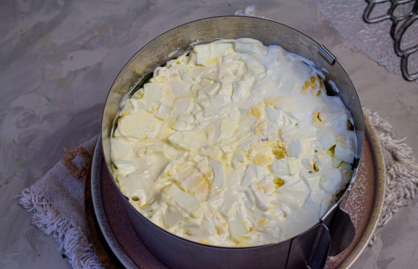 1. Этап. Салат с копченой курицей, черносливом и грецкими орехами: Яичный слой тоже смажьте щедро майонезом.