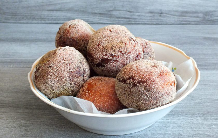 1. Этап. Творожные пончики Персики: Переложите пончики на блюдо застеленное бумажными салфетками. Слегка охладите и подавайте к столу.