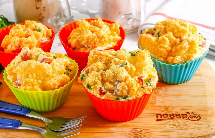 1. Этап. Белковые маффины: Подайте белковые маффины с ветчиной и сыром к столу горячими, дополнив любым соусом.