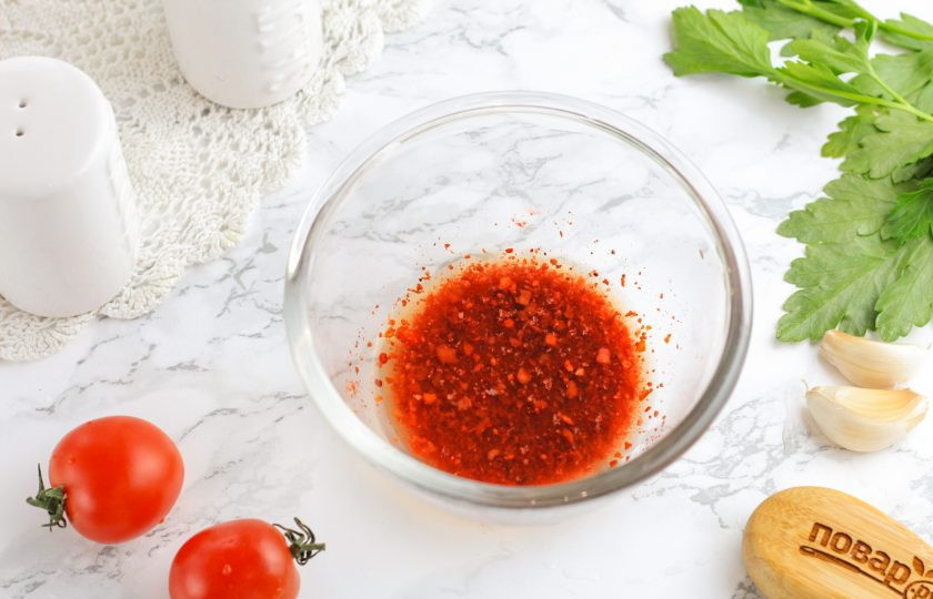 1. Этап. Домашняя варено-копченая колбаса: Замочите сушеную паприку в 1-2 ст.л. воды на 5 минут. По желанию можете добавить пару щепоток острого перца, если любите колбасу с острым привкусом.