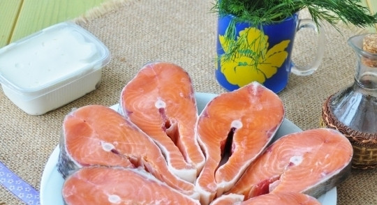 1. Этап. Лосось под соусом в духовке: Рыбу помойте, почистите и нарежьте порционными кусочками.