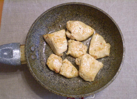 1. Этап. Куриная грудка кусочками на сковороде: Во время обжаривания переверните пару раз мясо.