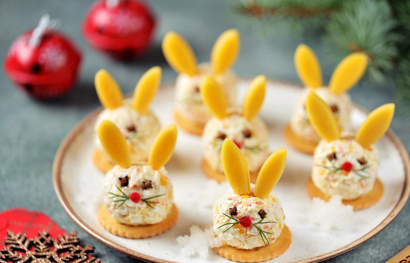 1. Этап. Новогодняя закуска Кролики на крекерах: Последний штрих — усики из укропа и можно подавать! Очень милая закуска в виде кроликов на новогодний стол готова! Приятных вам семейных праздников!