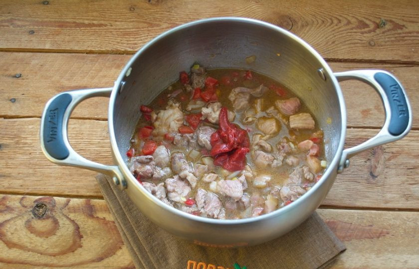 1. Этап. Цыганский острый суп: Добавьте томаты, нарезанные кубиком, или томатную пасту. Тут можно по сезону.