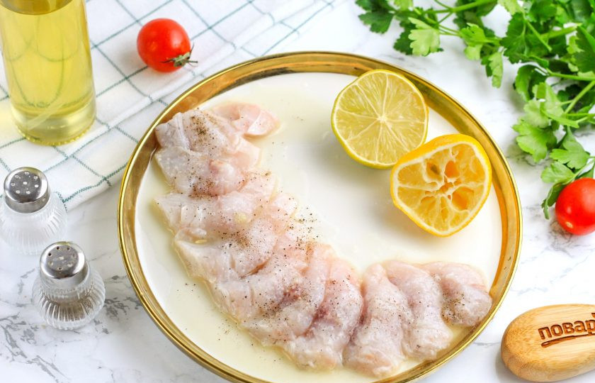 1. Этап. Севиче из сибаса: Присыпьте мякоть солью и молотым черным перцем. По желанию добавьте и другие пряные травы, специи, пряности.