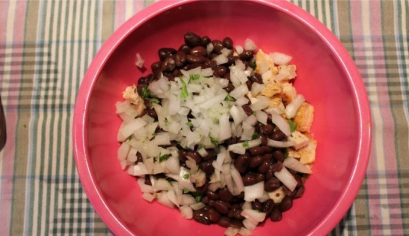 1. Этап. Курица в перце: 4. В миску нарезаем мелко лук, высыпаем фасоль, добавляем немного кинзы. Туда же нарезаем обжаренную курицу кусочками среднего размера.