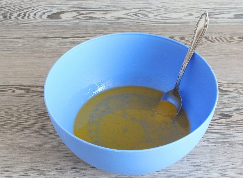 1. Этап. Тесто Воздушный экспресс: В чаше смешайте теплую воду, растопленное масло, соль, сахар.