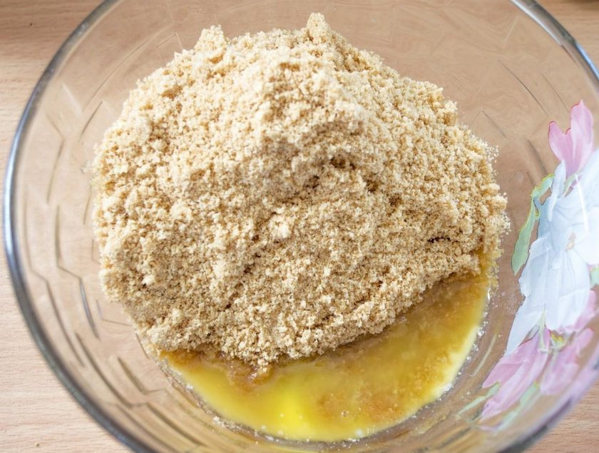 1. Этап. Торт из бананов: 2. Измельченную крошку смешайте с растопленным сливочным маслом. Масса должна получиться однородной.