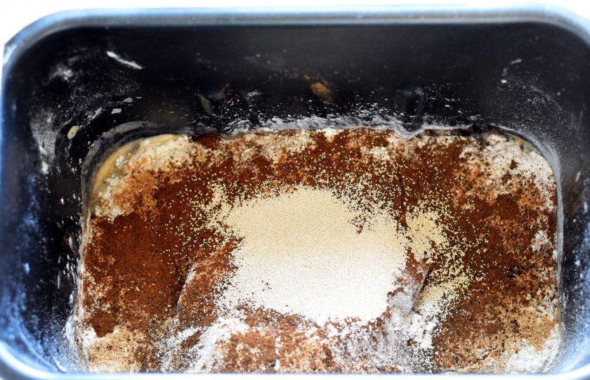 1. Этап. Мини-багеты с жареным луком: Муку обязательно просейте, особенно ржаную. Смешайте муку с отрубями и солодом, влейте теплую воду, добавьте сахар, соль и дрожжи.